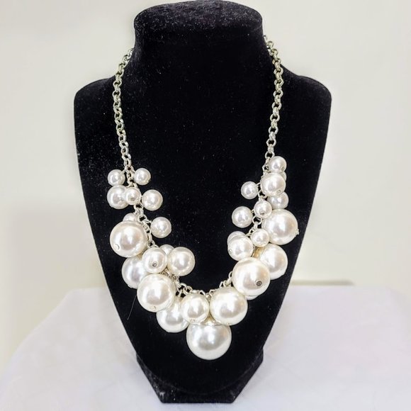 Jewelry - HP Beautiful Faux Pearl Bauble Statement Necklace